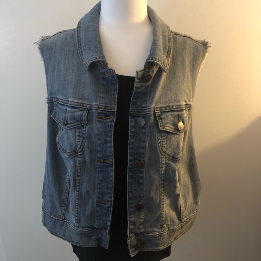 Light Washed Cropped Denim Vest - Picture 2 of 3